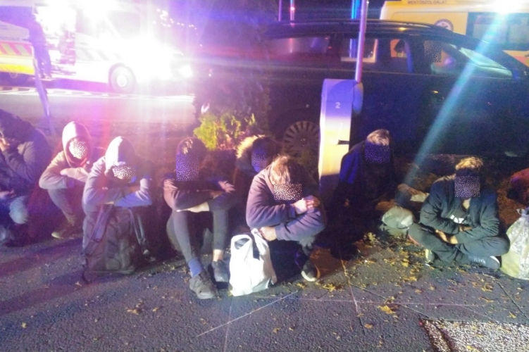 Oszlopnak hajtott a rendőrök elől menekülő embercsempész