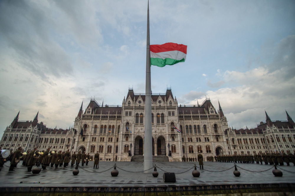 Felvonták, majd félárbócra engedték Magyarország lobogóját