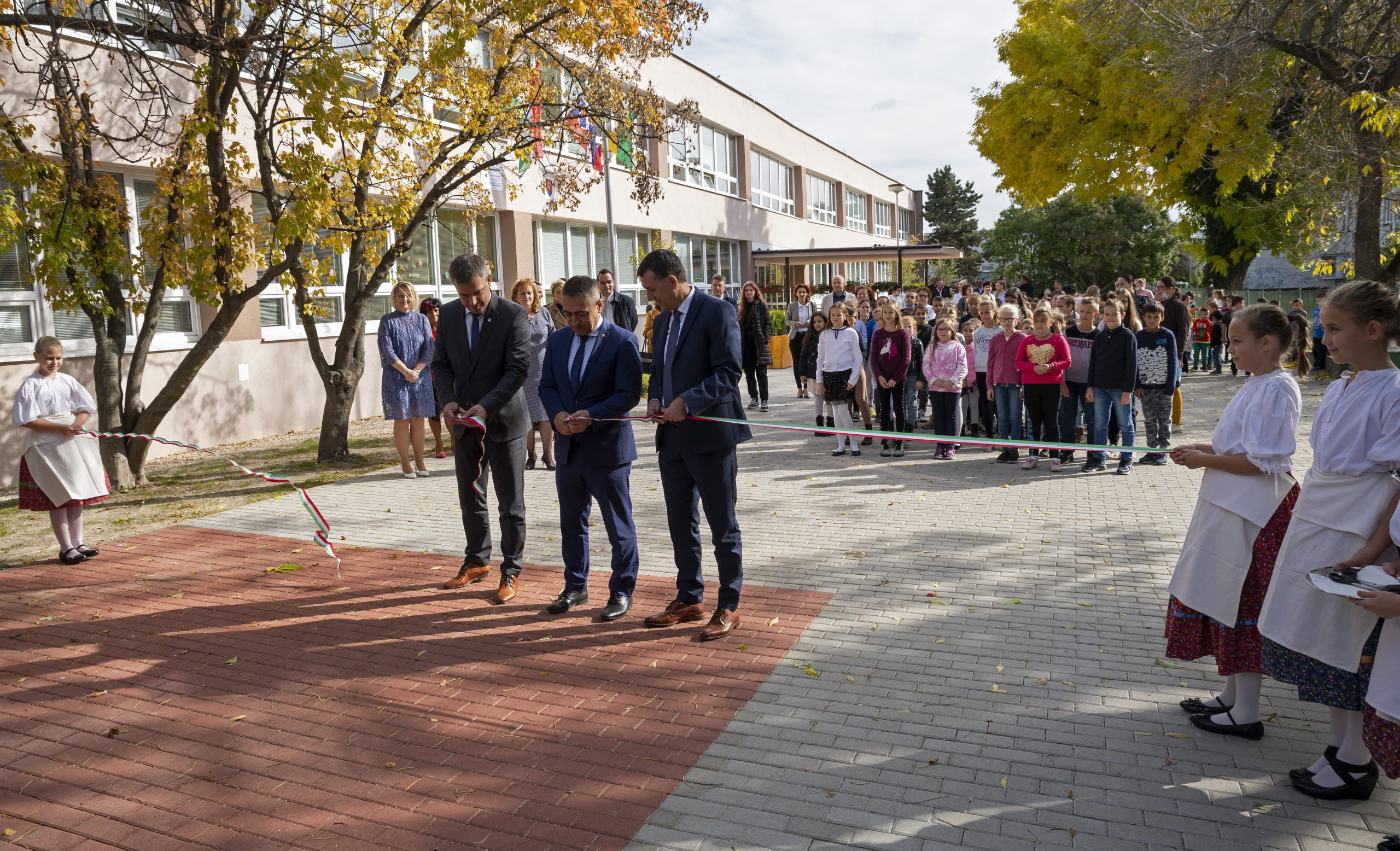 Átadták a megújult Eötvös Utcai Magyar Tanítási Nyelvű Alapiskolát