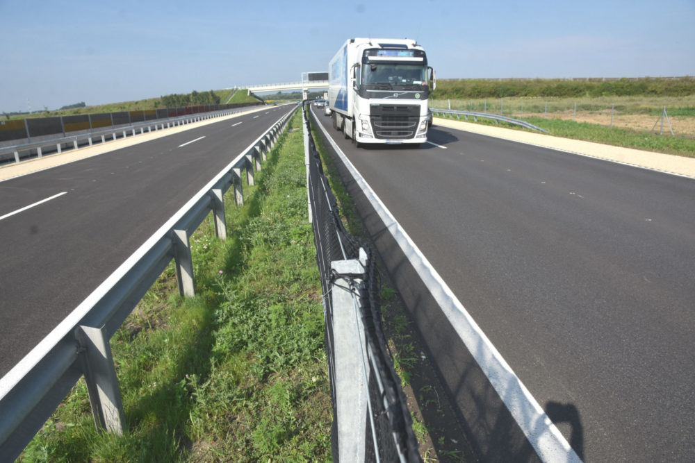 Éjszakára felfüggesztik a kamionstopot a háromnapos hétvégén