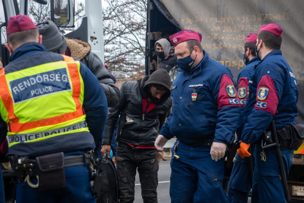Több mint ezerkétszáz határsértő ellen intézkedtek a rendőrök a hétvégén