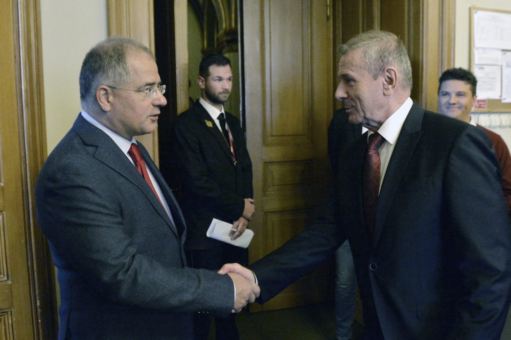 Kósa Lajos: Az ellenzék csúsztat a katonák illetményéről