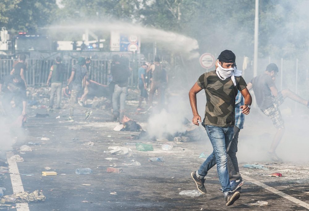 Kövekkel ostromolják Magyarország határait a migránsok – VIDEÓ!