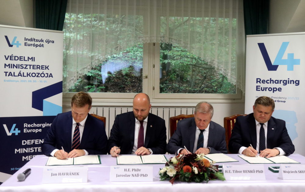 Védelmi miniszteri értekezletet tartottak Erdőbényén a visegrádi országok