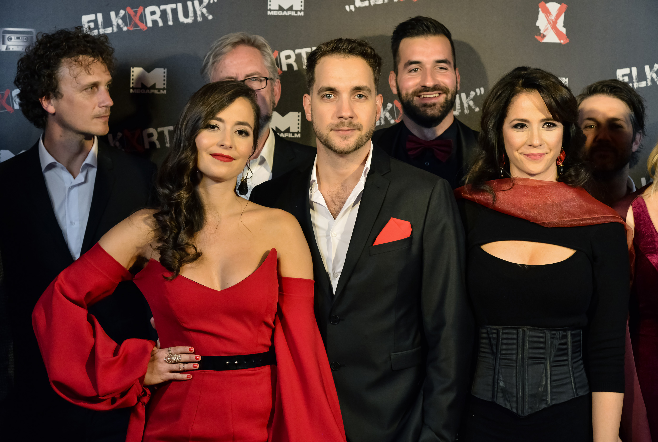 Na, kivel találkozott a repülőtéren az Elk*rtuk stábja?