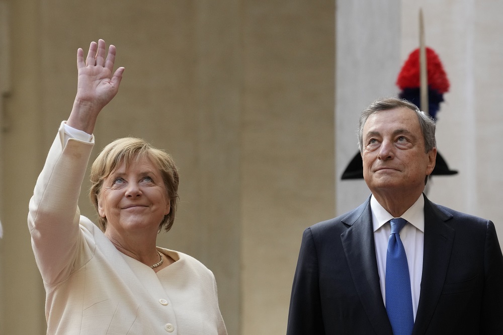 Mario Draghi: Merkel meghatározó volt Európában, hiányozni fog