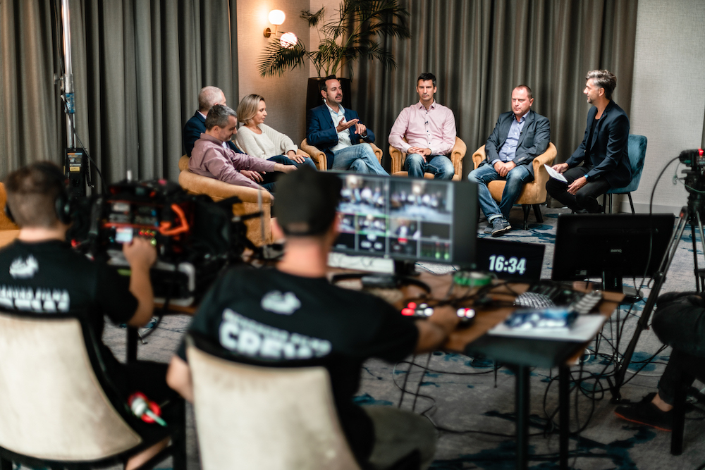 Harminckilenc szakember, hét kerekasztal