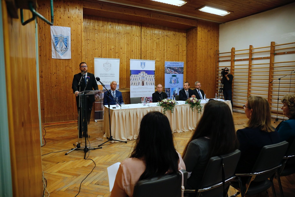 Történelmi léptékű iskolafejlesztési program valósul meg az országban