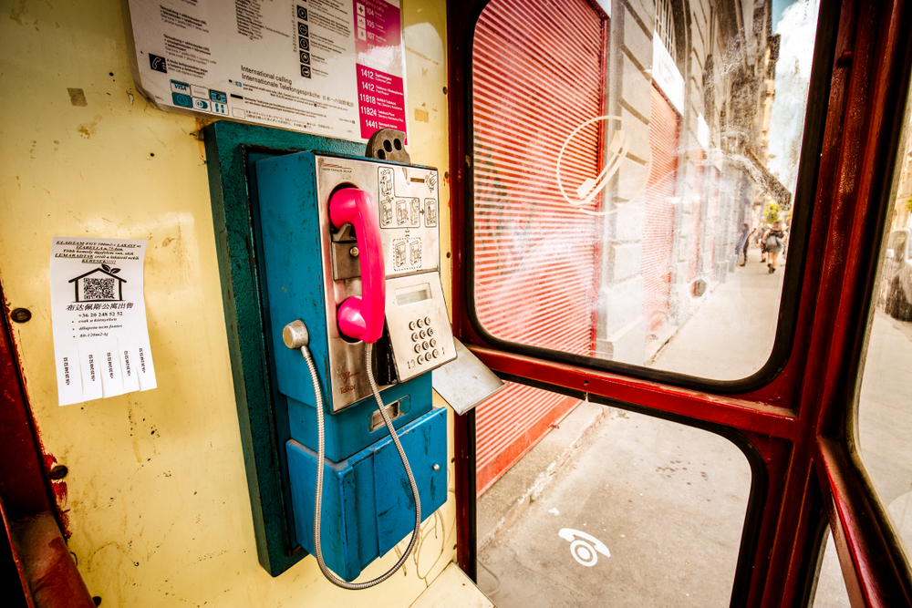 Ma láttam egy embert telefonálni