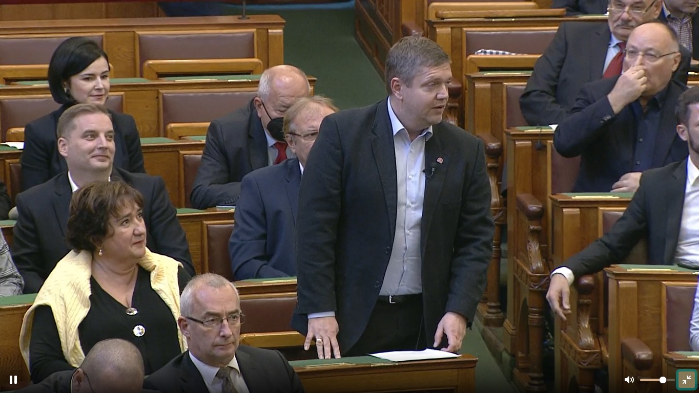 Hosszú listával szembesítette a szocikat Rétvári Bence