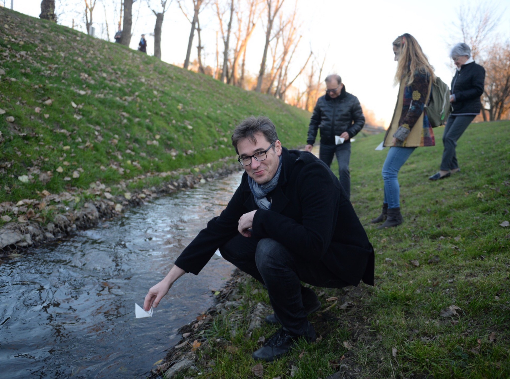 Karácsony Gergely papírcsónakokkal játszott a pataknál