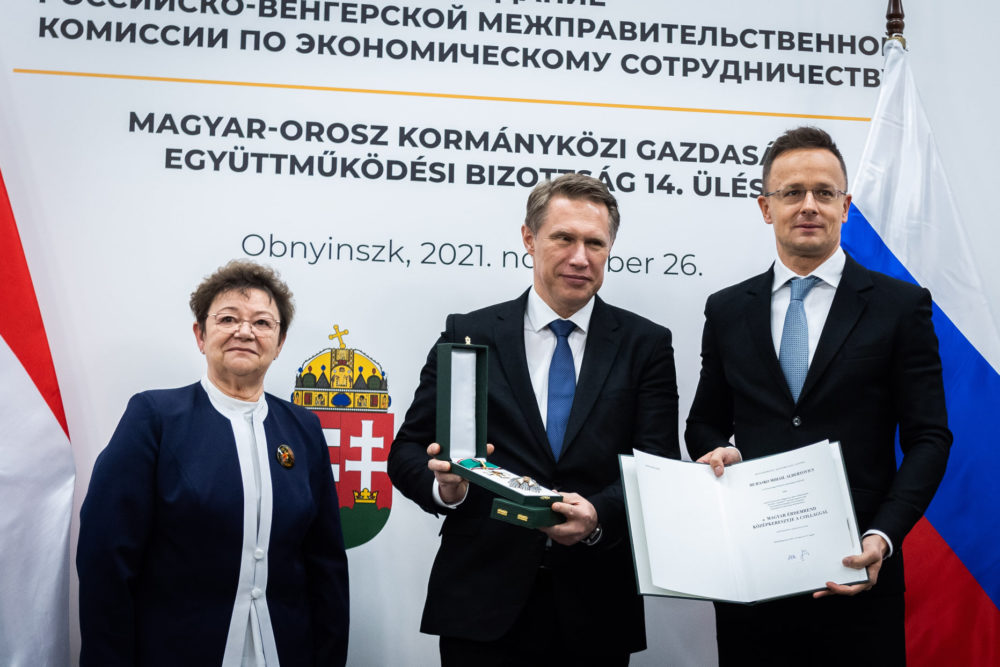 Szijjártó Péter kitüntette az orosz egészségügyi tárca vezetőjét