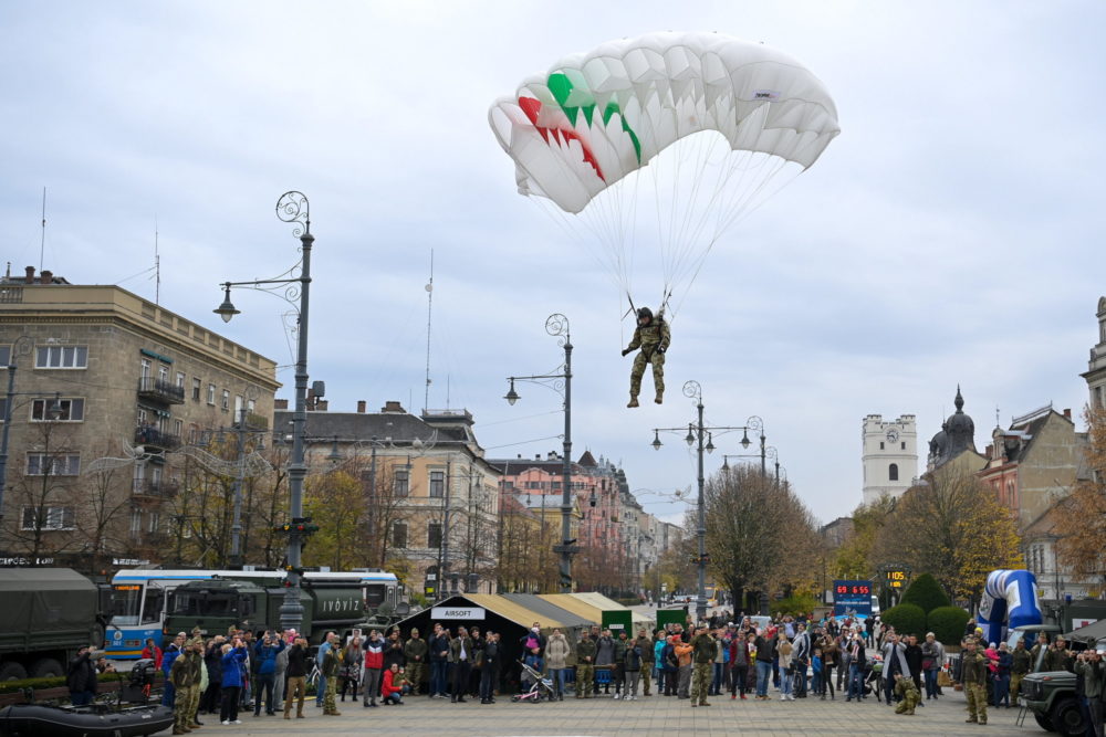 Ejtőernyős katona landol Debrecen belvárosában