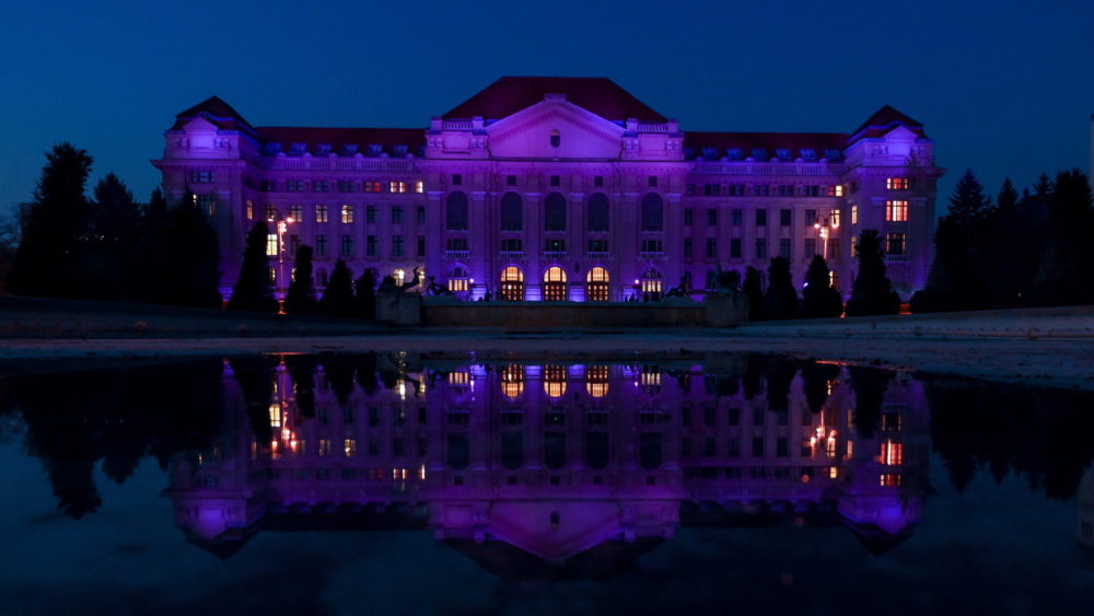 A koraszülöttek világnapja alkalmából megvilágított Debreceni Egyetem