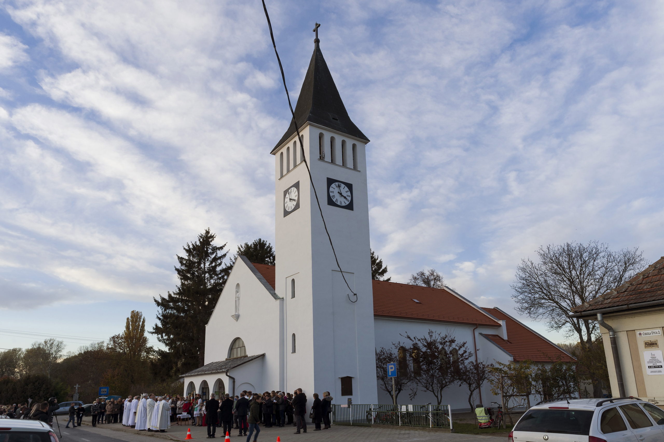 Megáldották a megújított dunaszigeti Jézus Szíve-templomot
