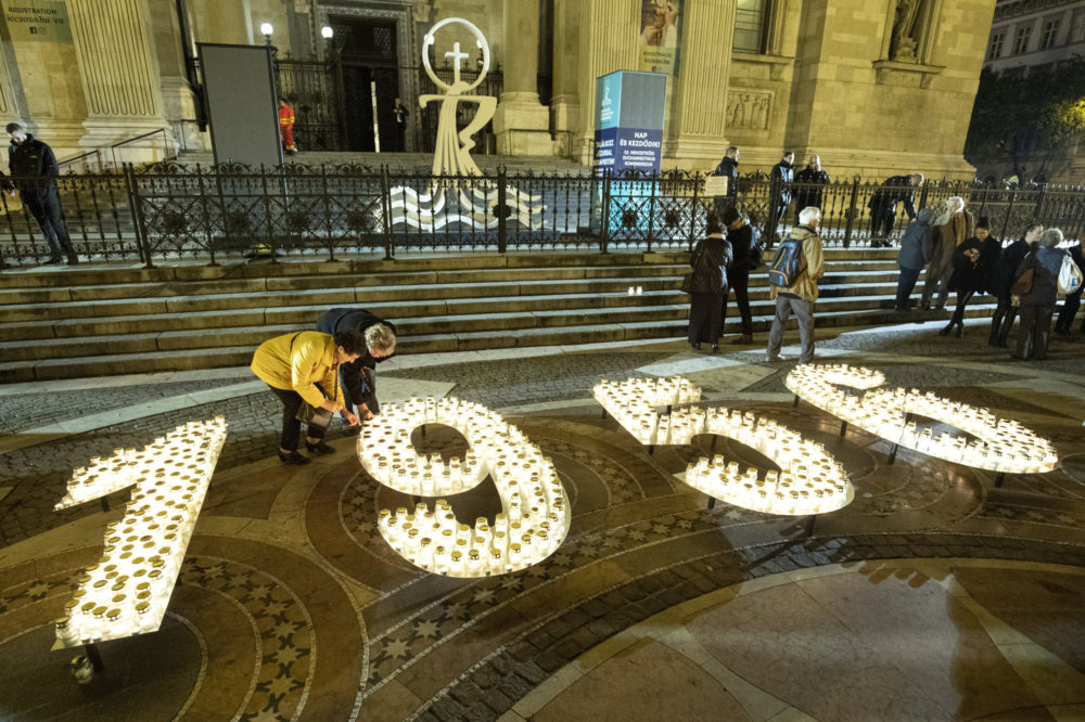 Országszerte a forradalom áldozataira emlékeznek a nemzeti gyásznapon