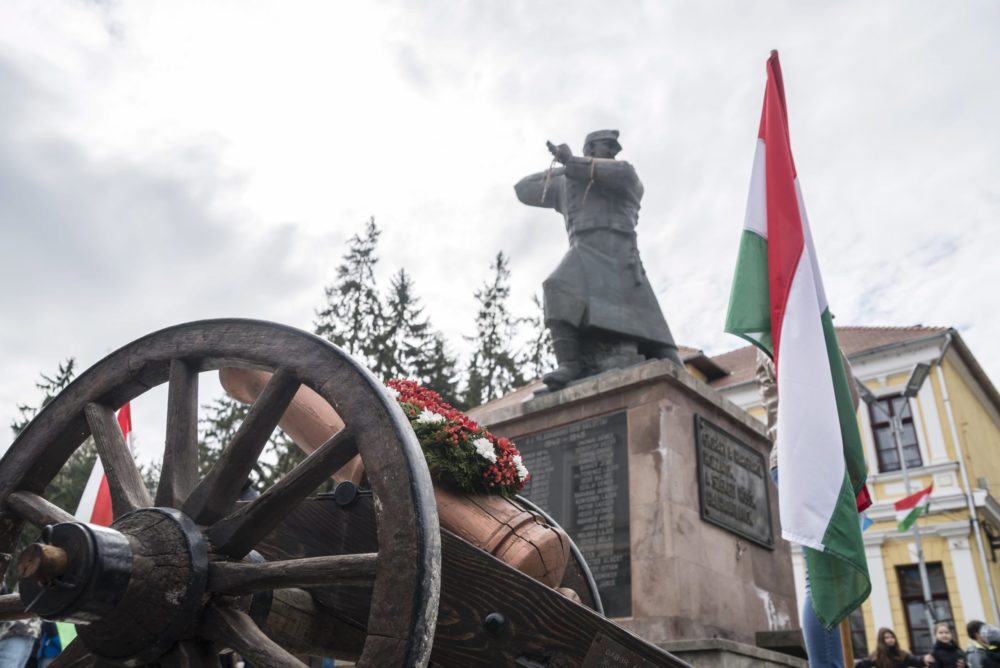 Ki kell fizetnie Székelyudvarhely polgármesterének a zászlóbírságot