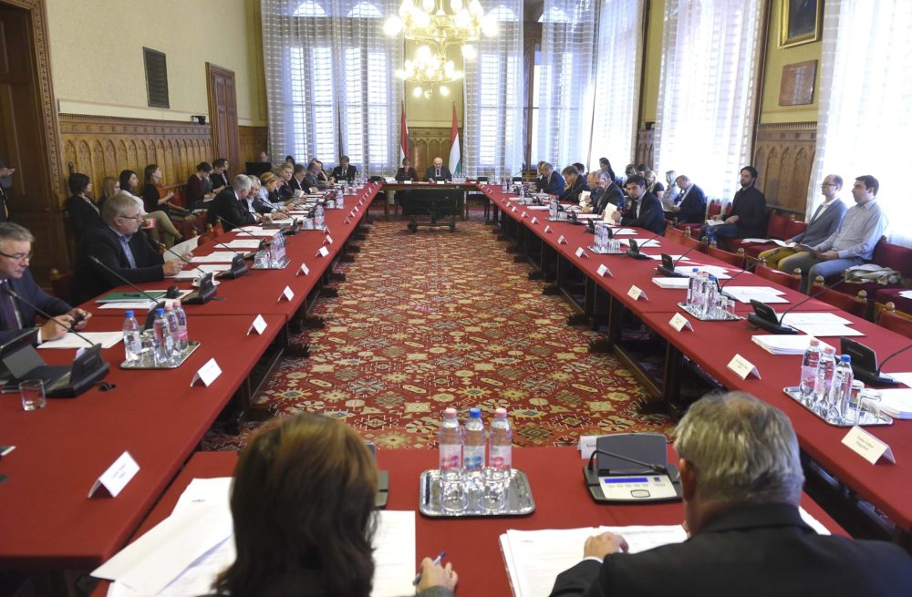 Az egészségügyi törvényen is változtatna a törvényalkotási bizottság