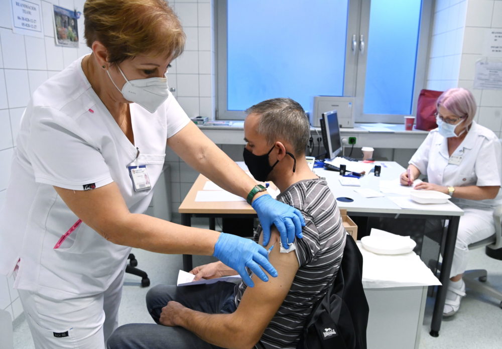 Hétfőtől előzetes regisztráció nélkül is felvehető az oltás