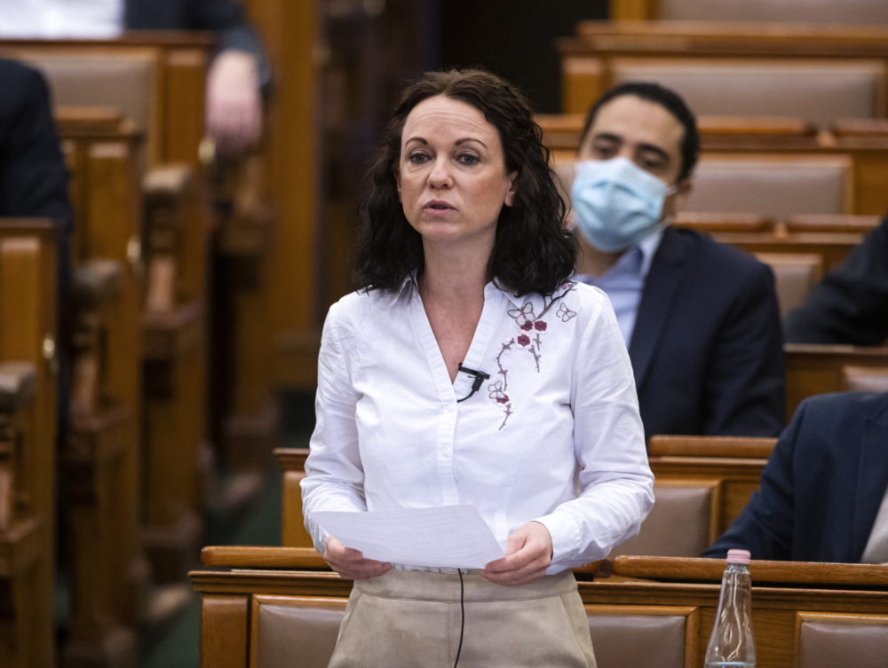 Trágár szavakkal reagált Szabó Tímea a Pesti TV kérdéseire (Videó!)