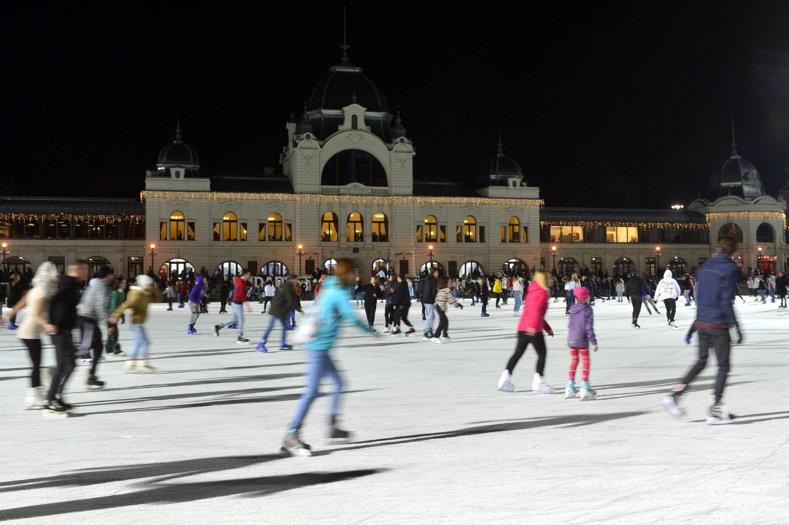 Ismét lehet korcsolyázni a Városligeti Műjégpályán