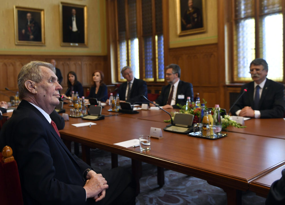 Pozitív a cseh államfő vírustesztje, Zemant újra kórházba vitték