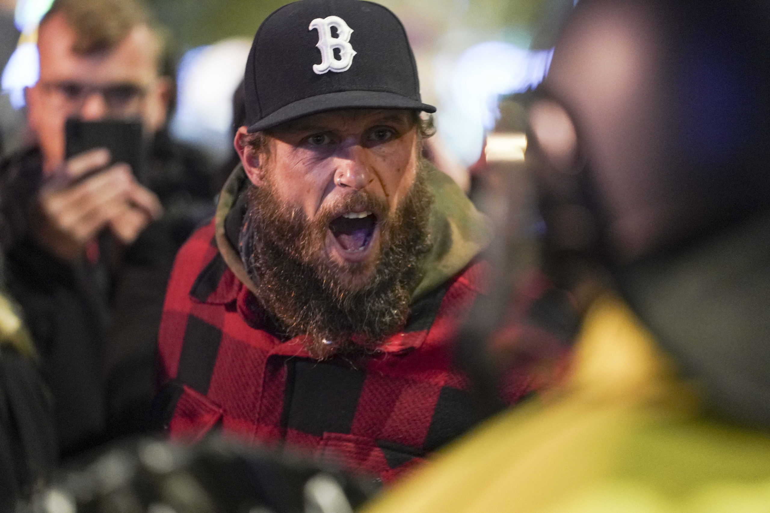 Hágában összecsapások voltak a tüntetőkkel, két embert meglőttek