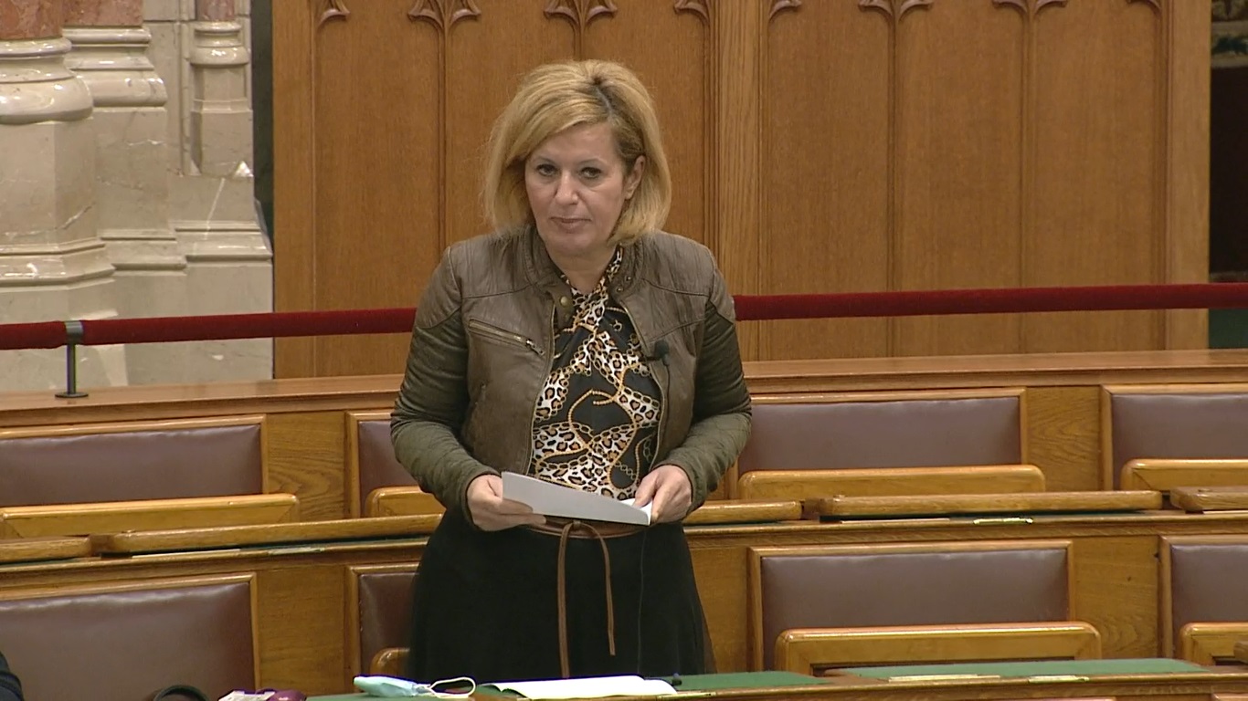 Bangóné Gulyás Gergelynek: Hol van a fegyver?!