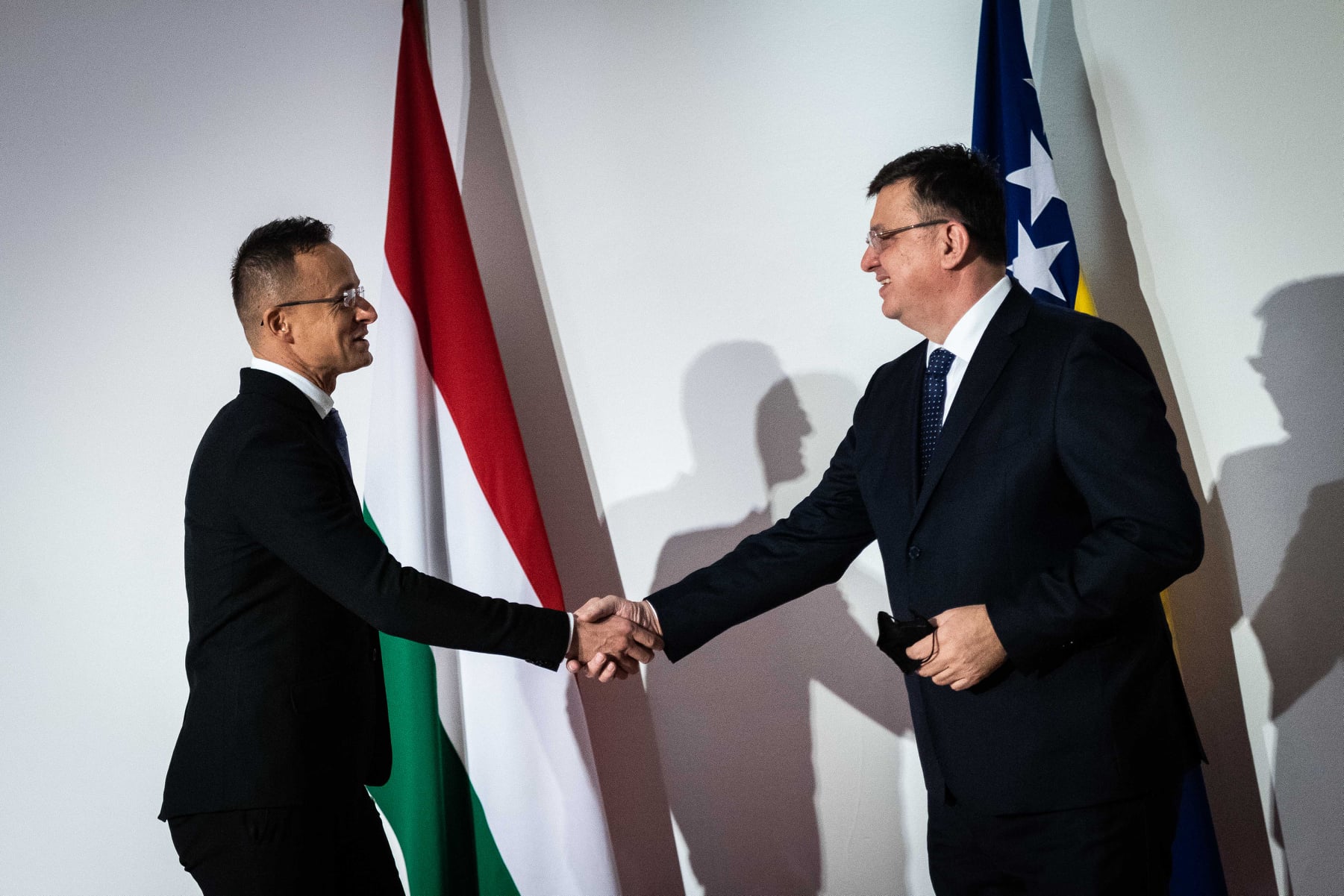 Szijjártó Péter: Brüsszel álláspontja bizarr és szégyenteljes