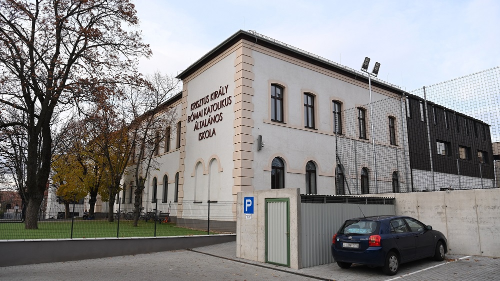 Átadták a felújított katolikus iskolát Dunakeszin