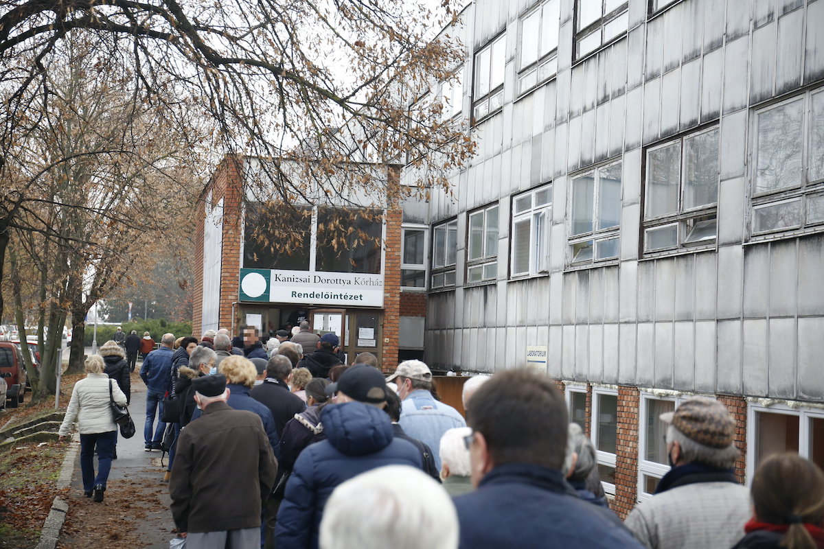 Tömegek állnak sorba oltásért az akcióhét első napján