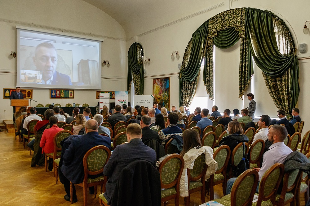 Magyarország nem engedi el a kárpátaljai magyarság kezét