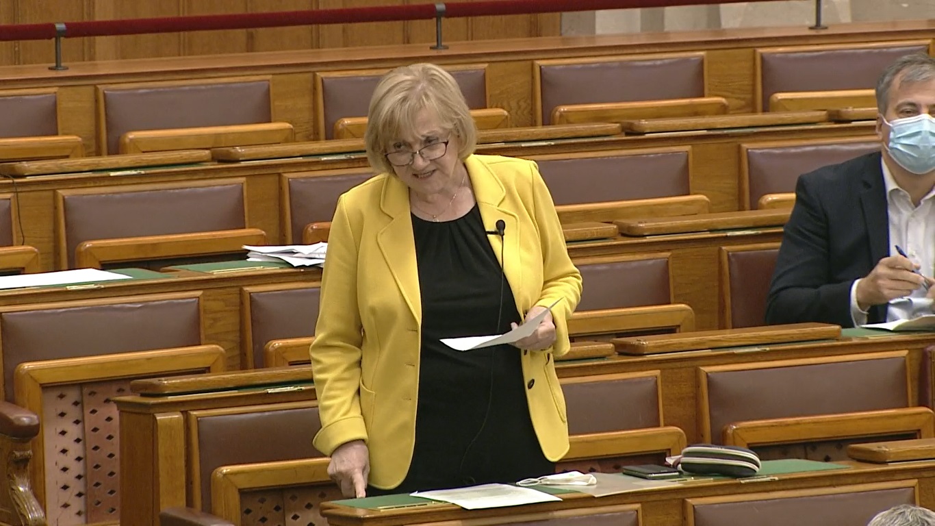 A kormányfőnek üzent Schmuck Erzsébet: Nem a zsemle kicsi, hanem a bolygó