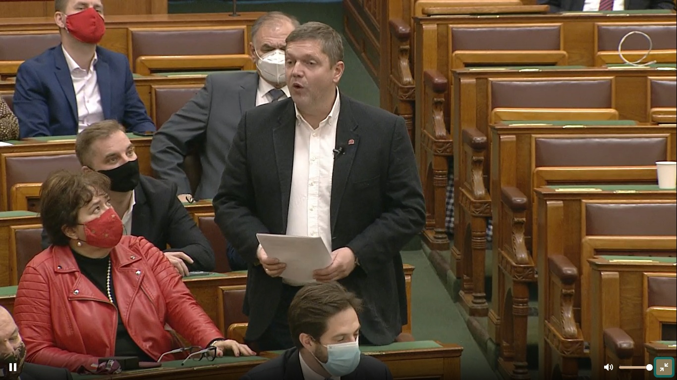 Állampártról, vörös vonalról és erkölcsi mélységről szónokolt Tóth Bertalan