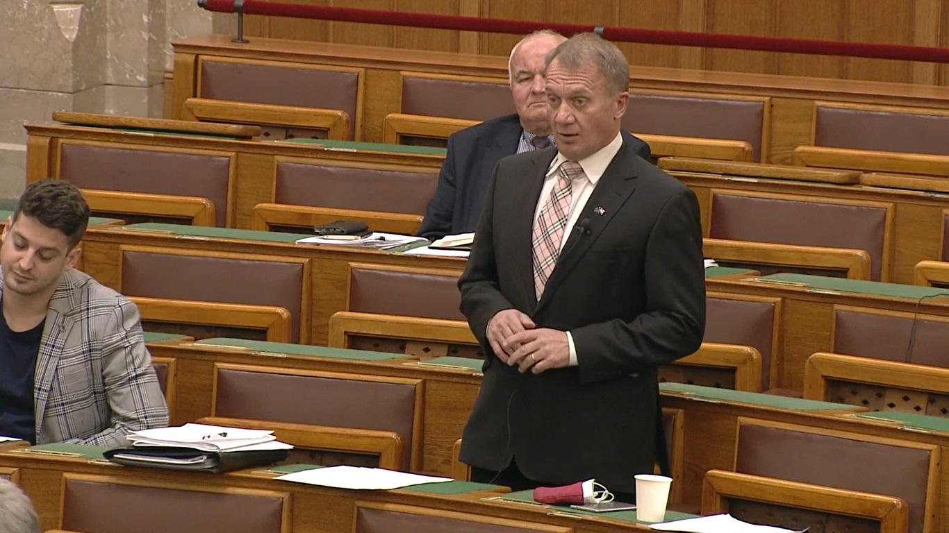 Olyan választ kapott Varju Soltész Miklóstól, hogy a fal adta a másikat (Videó!)