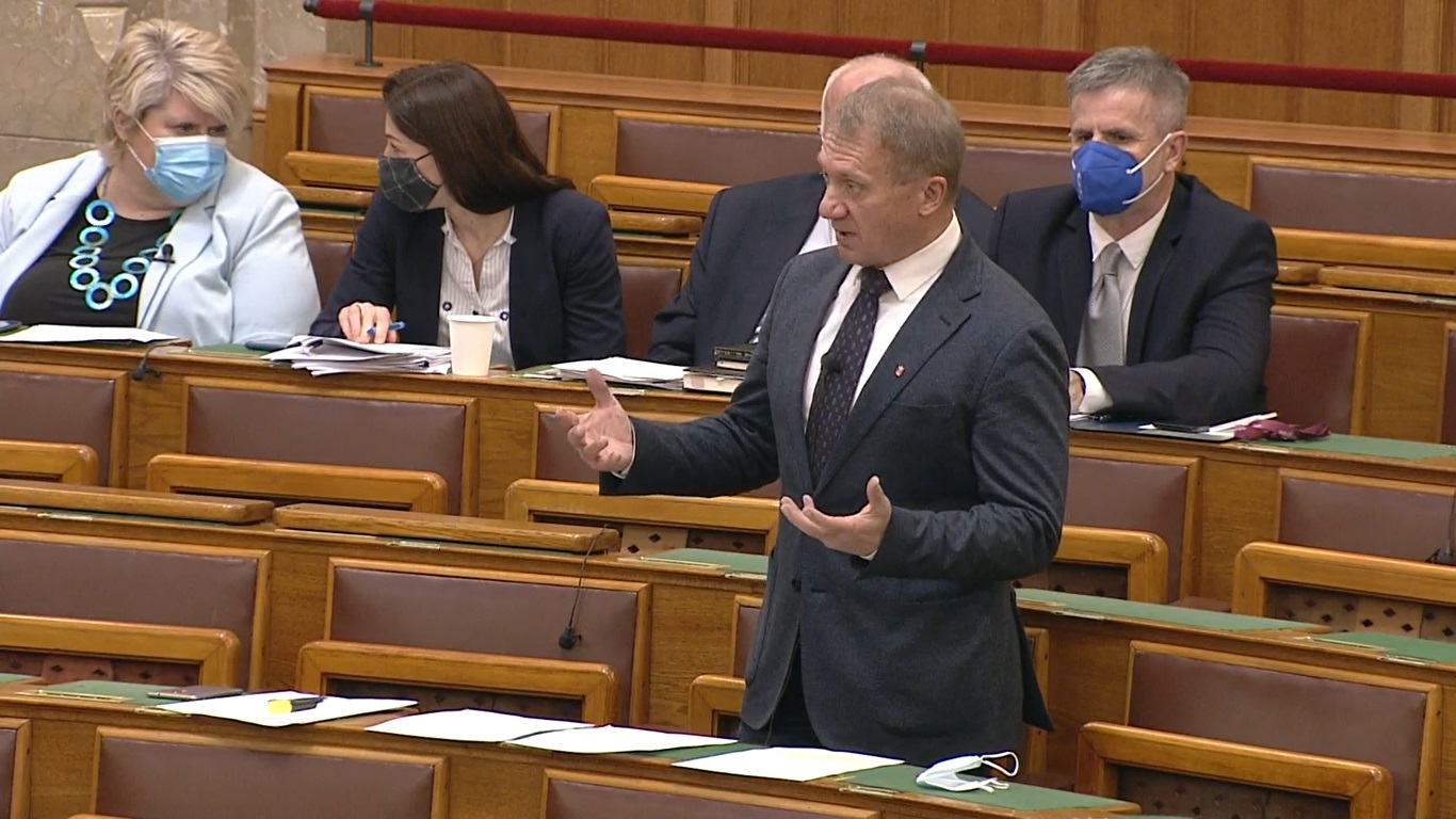 A drága temetkezés miatt aggódott Varju László