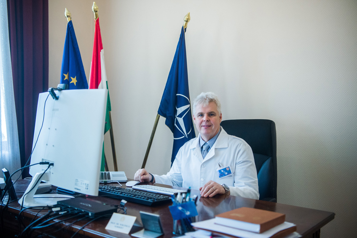 A Honvédkórház főigazgatója is harmadik oltásra buzdít