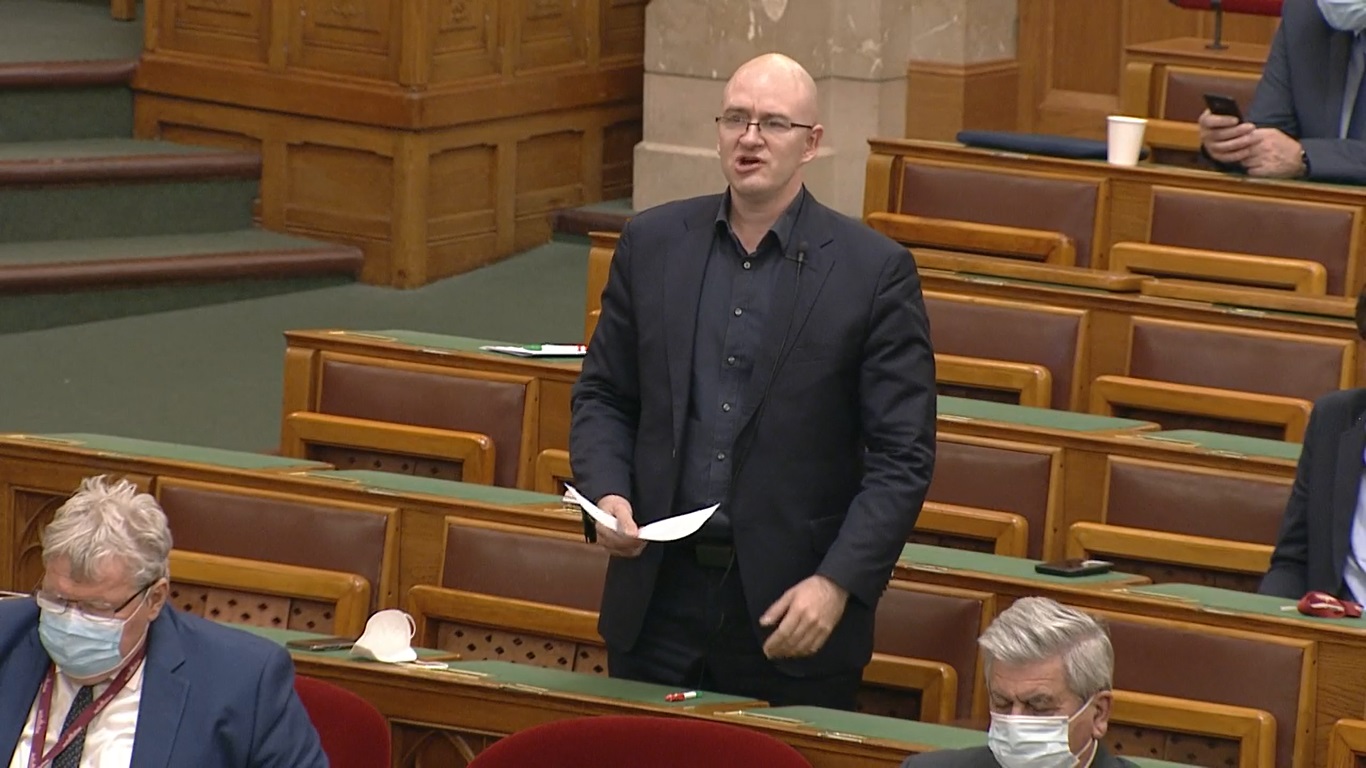 Z. Kárpát Dániel: Jobboldali álsziruppal van leöntve a kormány