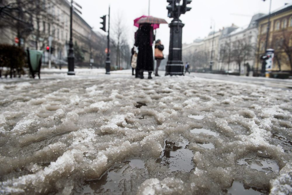 Riasztás: Ónos esőre, havazásra kell számítani az ország egyes részein