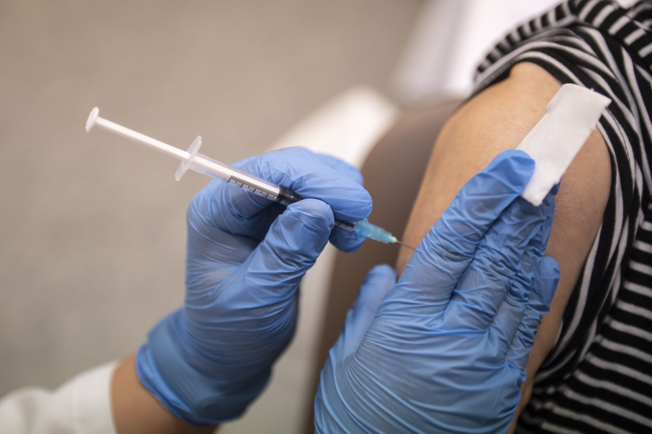 Még nem tudni, kell-e új oltóanyag az omikron miatt