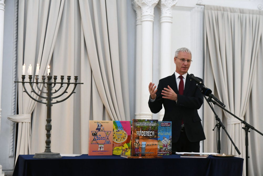 Bemutatták a zsidó hittankönyvsorozat újabb kötetét Szolnokon