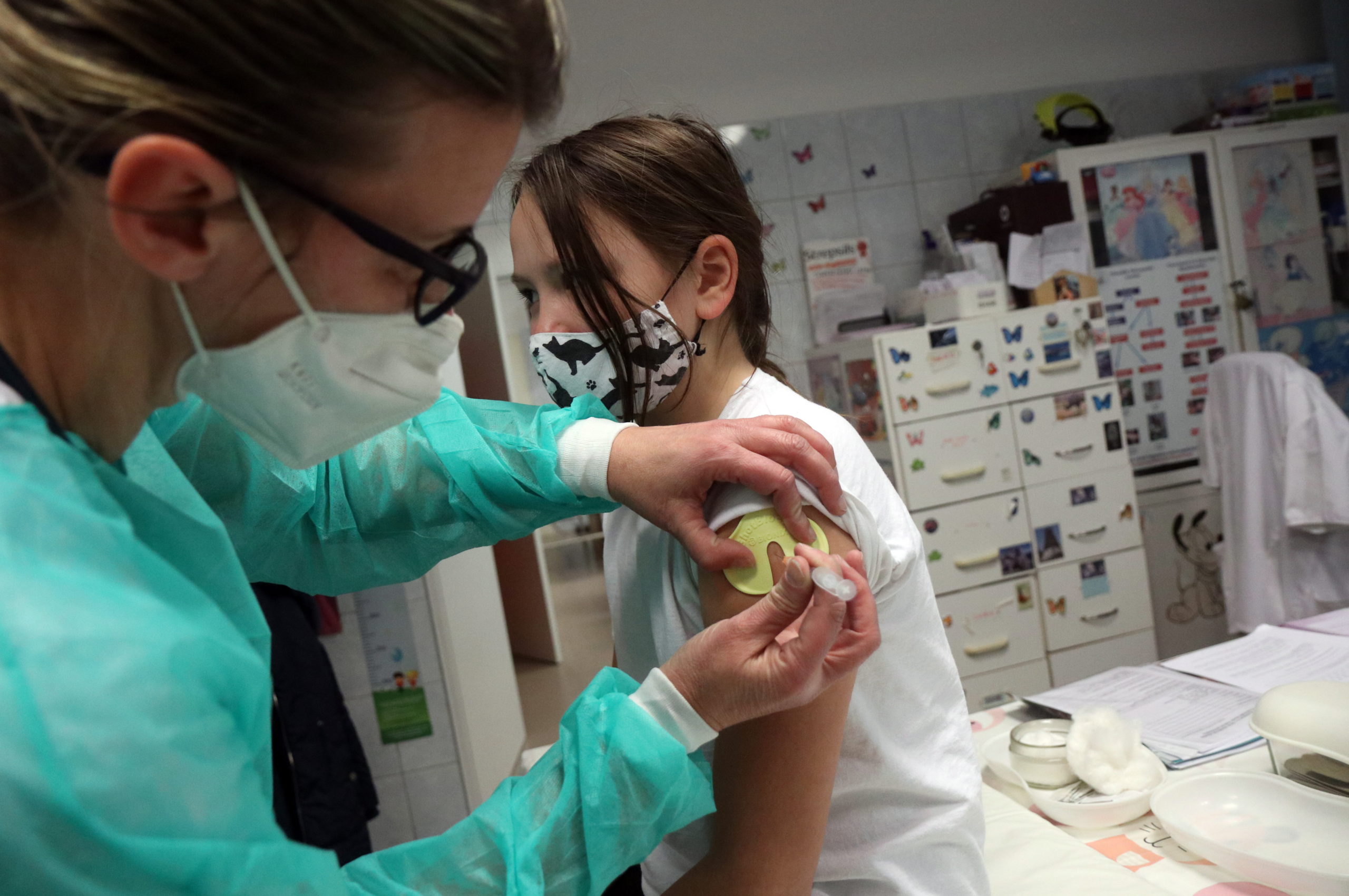 Pfizer: újabb 48 ezer adag vakcina érkezett az 5-11 éveseknek