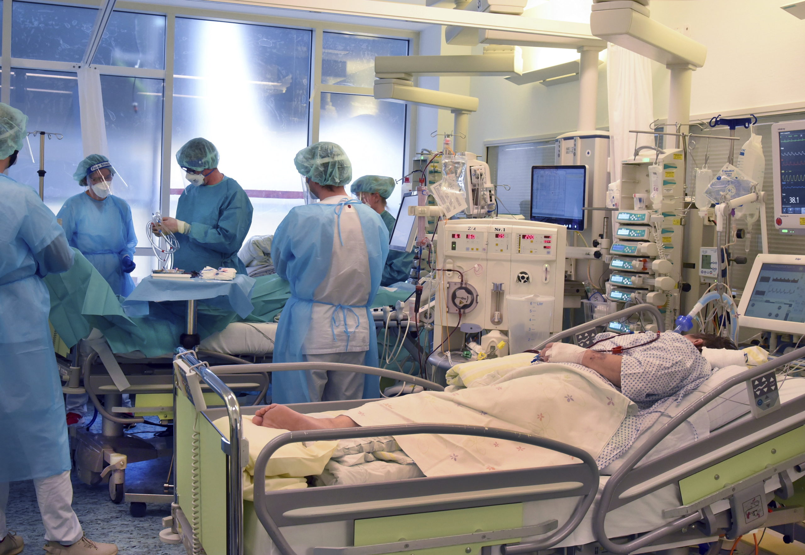 Németországban a daganatos betegek műtétjeit is el kell halasztani