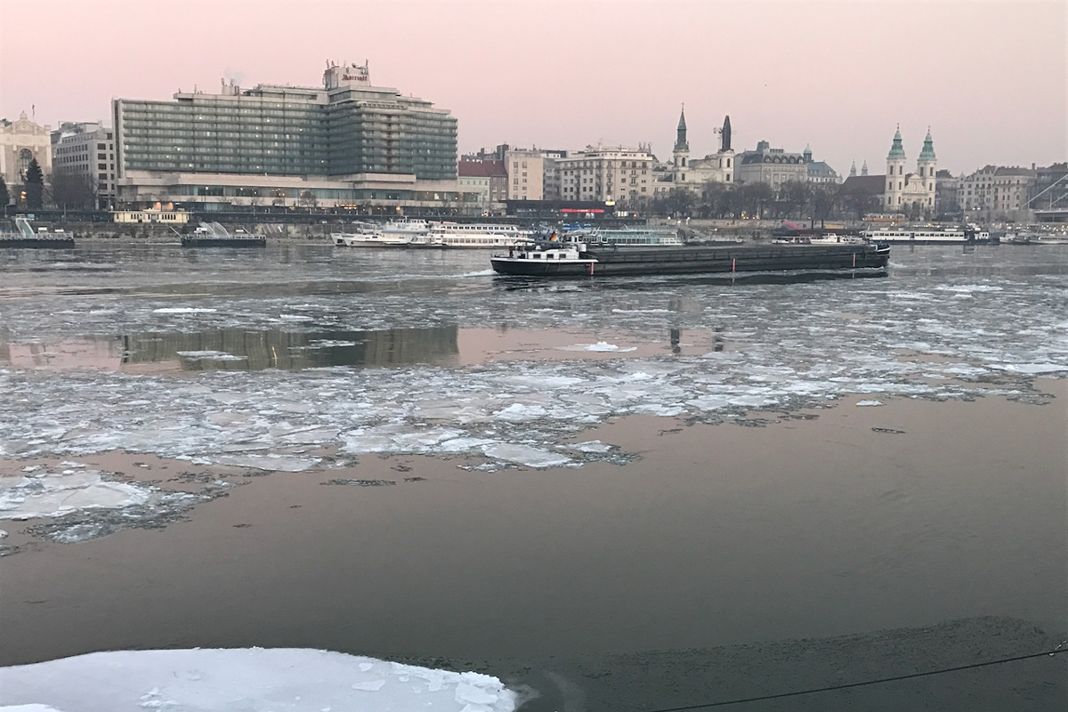 Készenlétben várnak a jégtörő hajók