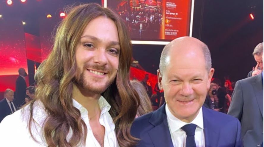 Olaf Scholzcal pózolt az LMBTQ-nagykövet