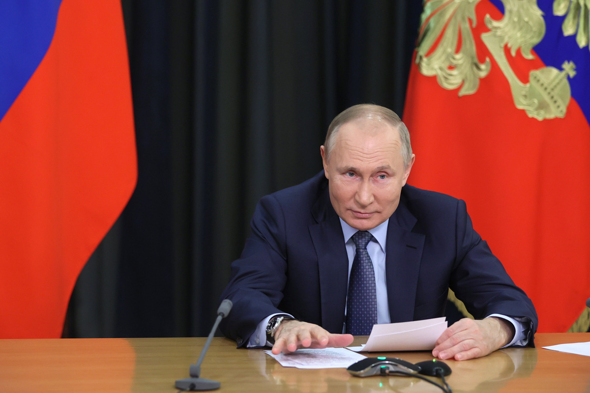 Putyin Bidennek: a NATO veszélyes kísérleteket tesz