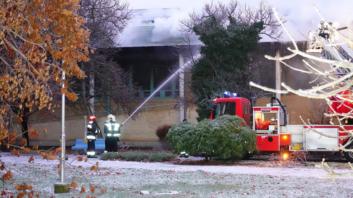 Megfékezték a tüzet a szentesi sportcsarnokban