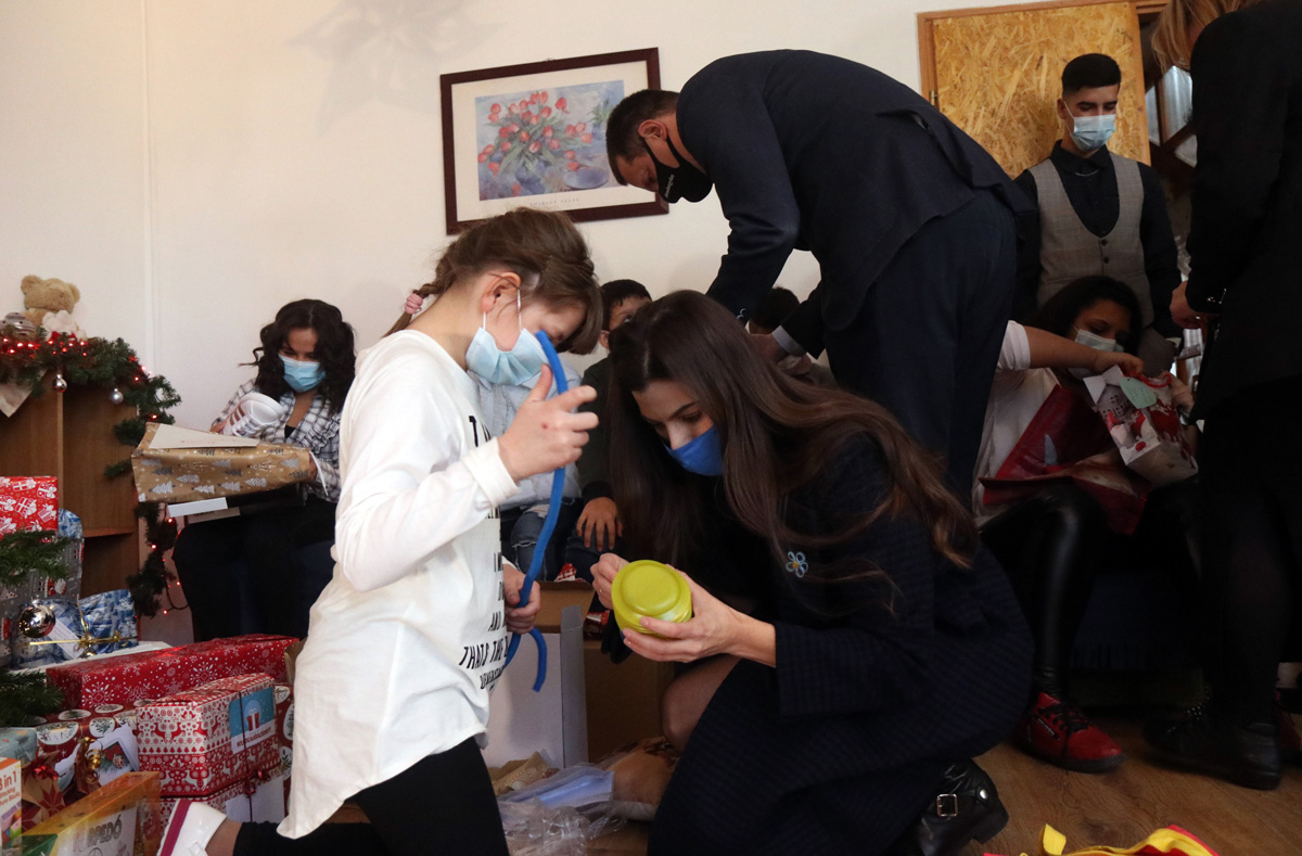 Kormányzati összefogással gyermekotthonban élők kapnak ajándékot