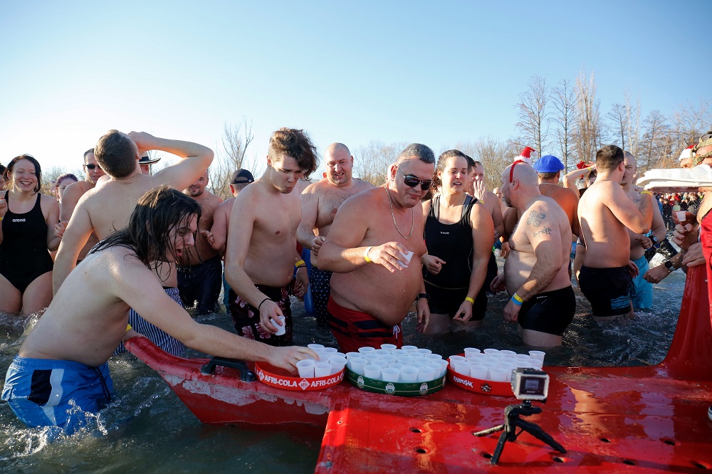 Szilveszteri fürdőzés a Balatonban