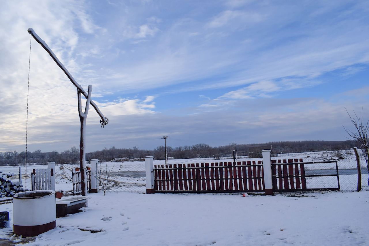 Távol, de a világ közepén